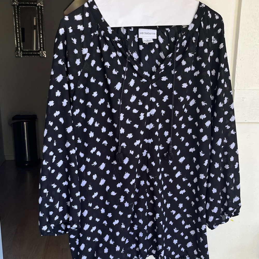 Liz Claiborne Black and White light and breezy Patterned Top